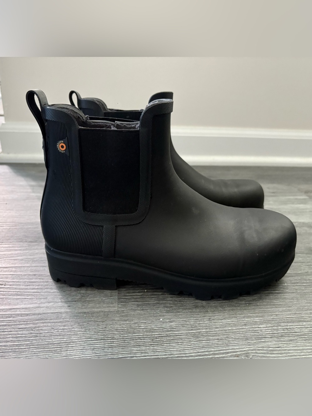 Bogs Women’s Black Chelsea Durable Waterproof Boots
Size 6